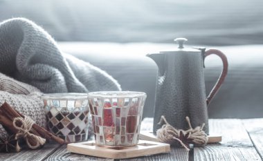 Natürmort ev dekor öğeleri, Çaydanlıklar ve bir bardak çay oturma odası iç, ev gibi konsept bir ahşap tablo