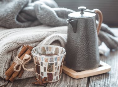 Natürmort ev dekor öğeleri, Çaydanlıklar ve bir bardak çay oturma odası iç, ev gibi konsept bir ahşap tablo