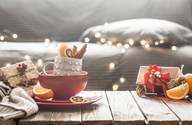 ahşap bir masa, kavramı kutlama ve ev konfor oturma odasında ev Noel dekorasyonu ile natürmort