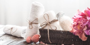 Tropikal bir orkide, vücut bakım anlayışı ile hafif bir arka plan üzerinde bir hasır spa maddelerinde standı