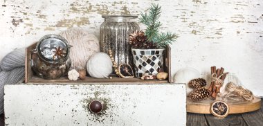 ahşap açık renkli dekoratif bulaşık sırası ile rahat ev arka plan