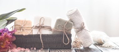 Tropikal bir orkide cins hafif bir arka plan, vücut bakım kavramı ile sabun hasır standında Spa kompozisyon