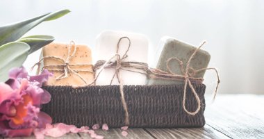 Tropikal bir orkide cins hafif bir arka plan, vücut bakım kavramı ile sabun hasır standında Spa kompozisyon