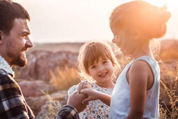 Feliz Familia Cariñosa Papá Jugando Con Hijas Pequeñas Relación Familiar —  Fotos de Stock