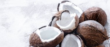 Tropikal meyve rozbitogo Hindistan cevizi hafif bir arka plan, organik meyve kavramı üzerinde yarıya