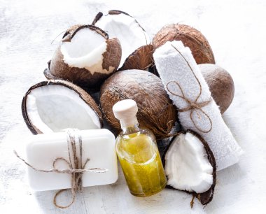 Spa natürmort hafif ahşap arka plan, vücut bakım kavramı üzerine Hindistan cevizi ile organik kozmetik