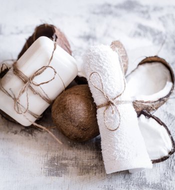 Spa natürmort hafif ahşap arka plan, vücut bakım kavramı üzerine Hindistan cevizi ile organik kozmetik