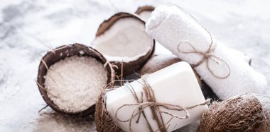 Spa natürmort hafif ahşap arka plan, vücut bakım kavramı üzerine Hindistan cevizi ile organik kozmetik