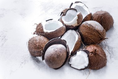 Tropikal meyve rozbitogo Hindistan cevizi hafif bir arka plan, organik meyve kavramı üzerinde yarıya