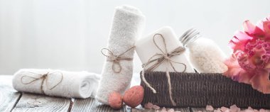 Tropikal bir orkide, vücut bakım anlayışı ile hafif bir arka plan üzerinde bir hasır spa maddelerinde standı