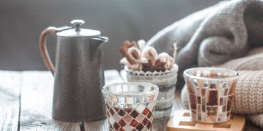 Natürmort ev dekor öğeleri, Çaydanlıklar ve bir bardak çay oturma odası iç, ev gibi konsept bir ahşap tablo