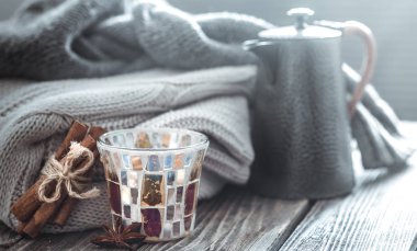 Natürmort ev dekor öğeleri, Çaydanlıklar ve bir bardak çay oturma odası iç, ev gibi konsept bir ahşap tablo