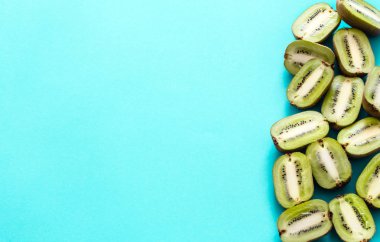 Kivi mavi arka plan, pop sanat üzerinde taze yarısı. Üstten görünüm, yakın çekim, yaratıcı kavramı