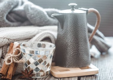 Natürmort ev dekor öğeleri, Çaydanlıklar ve bir bardak çay oturma odası iç, ev gibi konsept bir ahşap tablo