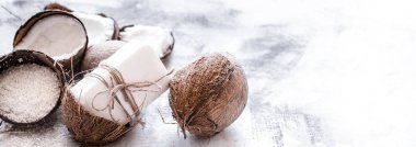 Spa natürmort hafif ahşap arka plan, vücut bakım kavramı üzerine Hindistan cevizi ile organik kozmetik