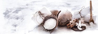 Spa natürmort hafif ahşap arka plan, vücut bakım kavramı üzerine Hindistan cevizi ile organik kozmetik