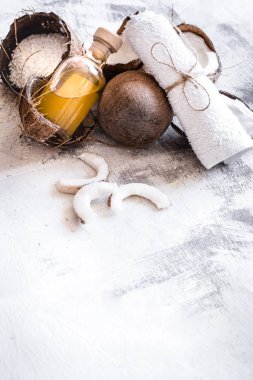 Spa natürmort hafif ahşap arka plan, vücut bakım kavramı üzerine Hindistan cevizi ile organik kozmetik