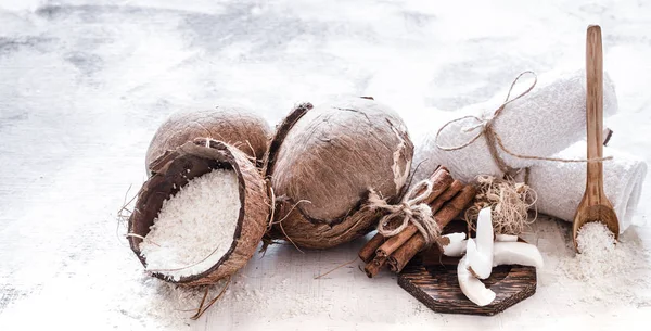 Spa natürmort hafif ahşap arka plan, vücut bakım kavramı üzerine Hindistan cevizi ile organik kozmetik