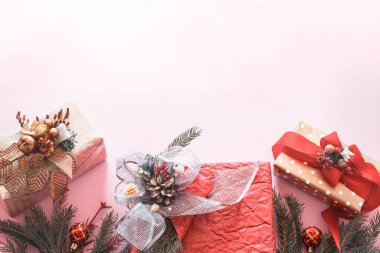 Güzel hediye şenlikli kutusu pembe arka plan, tatil kavramı üzerinde