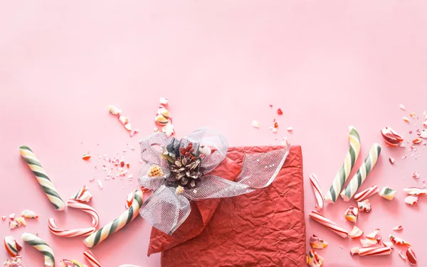 Красива Святкова Подарункова Коробка Різними Барвистими Цукерками Рожевому Фоні Концепція — стокове фото
