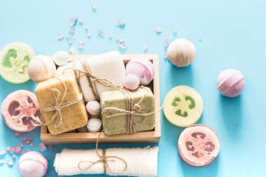 spa öğeleri renkli bir arka planda vücut bakım kavramı ile kompozisyon