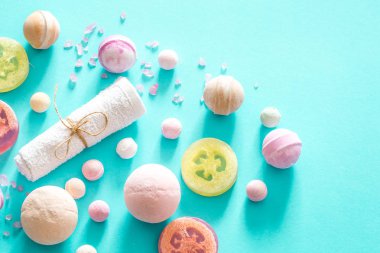 spa öğeleri renkli bir arka planda vücut bakım kavramı ile kompozisyon