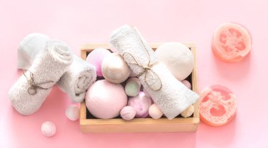 spa öğeleri renkli bir arka planda vücut bakım kavramı ile kompozisyon