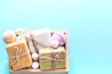 spa öğeleri renkli bir arka planda vücut bakım kavramı ile kompozisyon