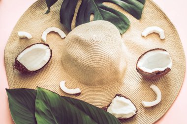 Yaz şık natürmort plaj şapka ve pembe bir arka plan, pop art Hindistan cevizi. Üstten görünüm, yakın çekim, yaratıcı kavramı
