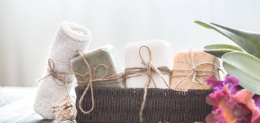 Tropikal bir orkide cins hafif bir arka plan, vücut bakım kavramı ile sabun hasır standında Spa kompozisyon