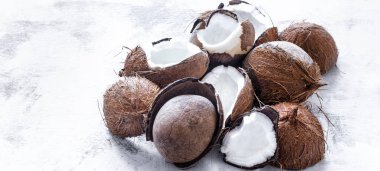 Tropikal meyve rozbitogo Hindistan cevizi hafif bir arka plan, organik meyve kavramı üzerinde yarıya