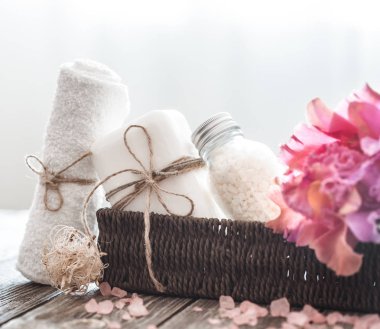 Tropikal bir orkide, vücut bakım anlayışı ile hafif bir arka plan üzerinde bir hasır spa maddelerinde standı