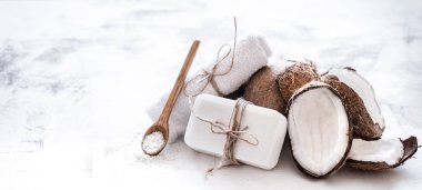 Spa natürmort hafif ahşap arka plan, vücut bakım kavramı üzerine Hindistan cevizi ile organik kozmetik