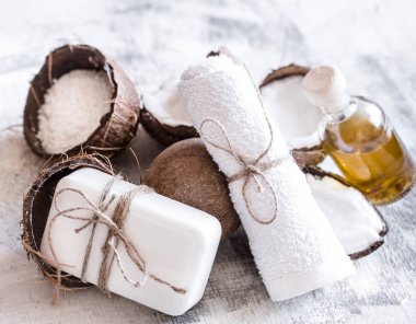 Spa natürmort hafif ahşap arka plan, vücut bakım kavramı üzerine Hindistan cevizi ile organik kozmetik