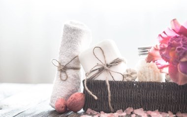 Tropikal bir orkide, vücut bakım anlayışı ile hafif bir arka plan üzerinde bir hasır spa maddelerinde standı