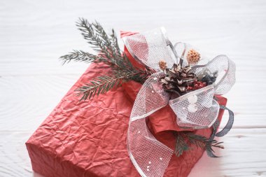 Güzel neşeli Noel kırmızı kutu evde, salonda kavramı tatil ve aile gelenekleri, konfor