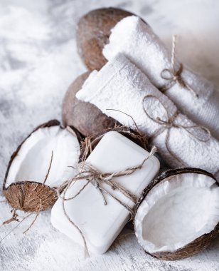 Spa natürmort hafif ahşap arka plan, vücut bakım kavramı üzerine Hindistan cevizi ile organik kozmetik