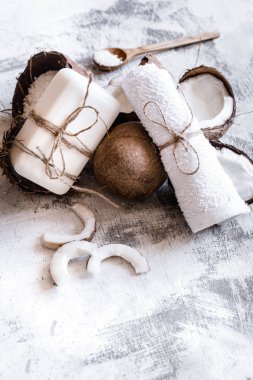 Spa natürmort hafif ahşap arka plan, vücut bakım kavramı üzerine Hindistan cevizi ile organik kozmetik