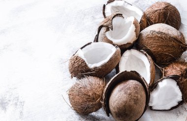 Tropikal meyve rozbitogo Hindistan cevizi hafif bir arka plan, organik meyve kavramı üzerinde yarıya