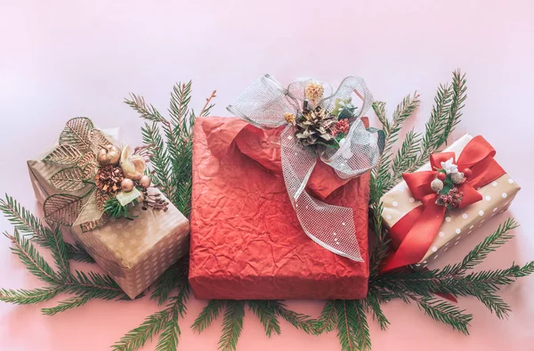 Hermosa Caja Festiva Regalo Sobre Fondo Rosa Concepto Vacaciones —  Fotos de Stock