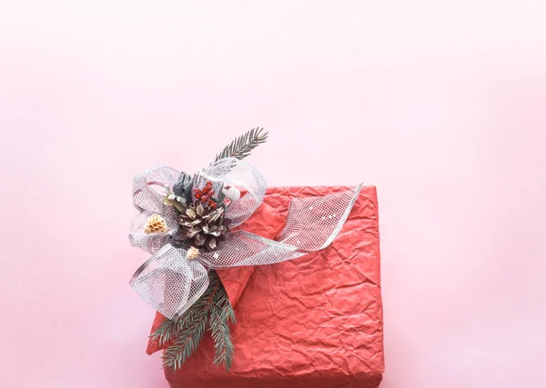 Hermosa Caja Festiva Regalo Sobre Fondo Rosa Concepto Vacaciones —  Fotos de Stock