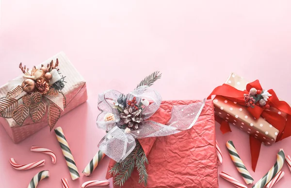 Bela Caixa Presente Festivo Com Vários Doces Coloridos Fundo Rosa — Fotografia de Stock