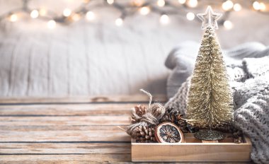 Noel şenlikli dekor natürmort ahşap arka plan, ev konfor ve tatil kavramı üzerinde