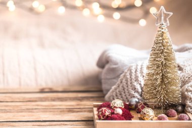 Noel şenlikli dekor natürmort ahşap arka plan, ev konfor ve tatil kavramı üzerinde