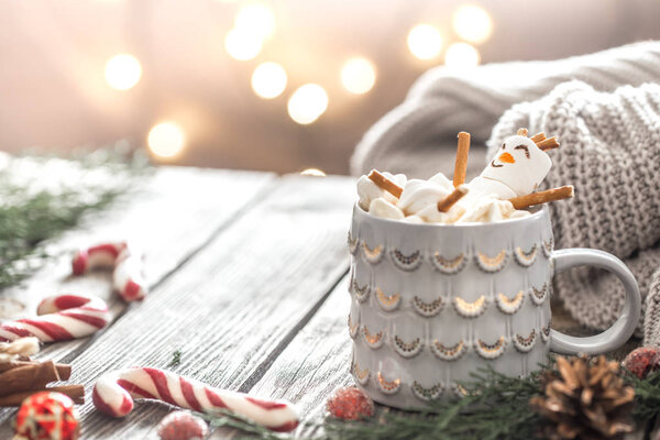 Рождественская концепция какао с зефиром на деревянном фоне в уютной праздничной атмосфере
