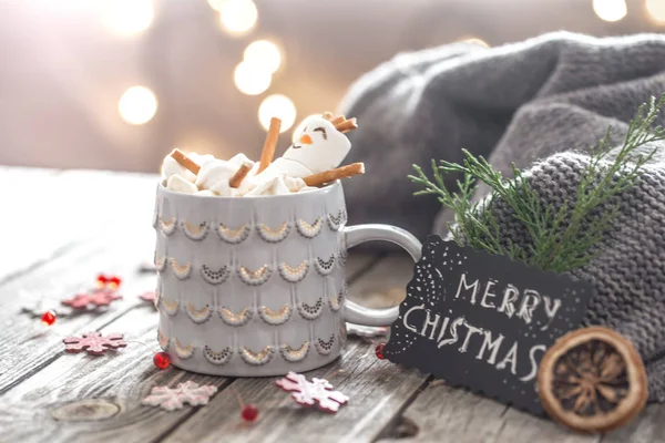 居心地の良い陽気な雰囲気の木製の背景にマシュマロとココアのクリスマス コンセプト — ストック写真