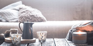 Natürmort üzerinden ev iç ahşap arka plan bir mum ve bir güzel cam, ev konfor kavramı ile küçük bir su ısıtıcısı