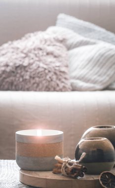 Natürmort üzerinden bir mum ve yastıklar, ev konfor kavramı ahşap bir zemin üzerine ev iç