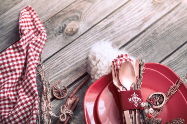 Noel yemeği ile şenlikli dekorasyon ahşap arka plan, kutlama kavramı ve sade bir atmosfer ve güzel çatal bıçak takımı