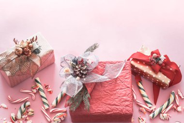 Güzel Festival hediye kutusu pembe arka plan, tatil kavramı üzerinde çeşitli renkli tatlılar